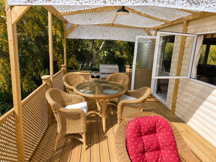 Cabopino Golf & Sea Retreat — covered dining terrace